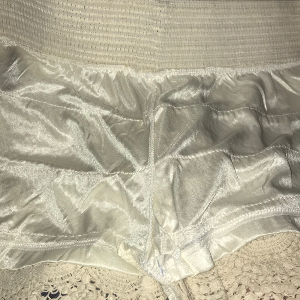 πLayers of ruffels-IVORY shorts! - Picture 5 of 7